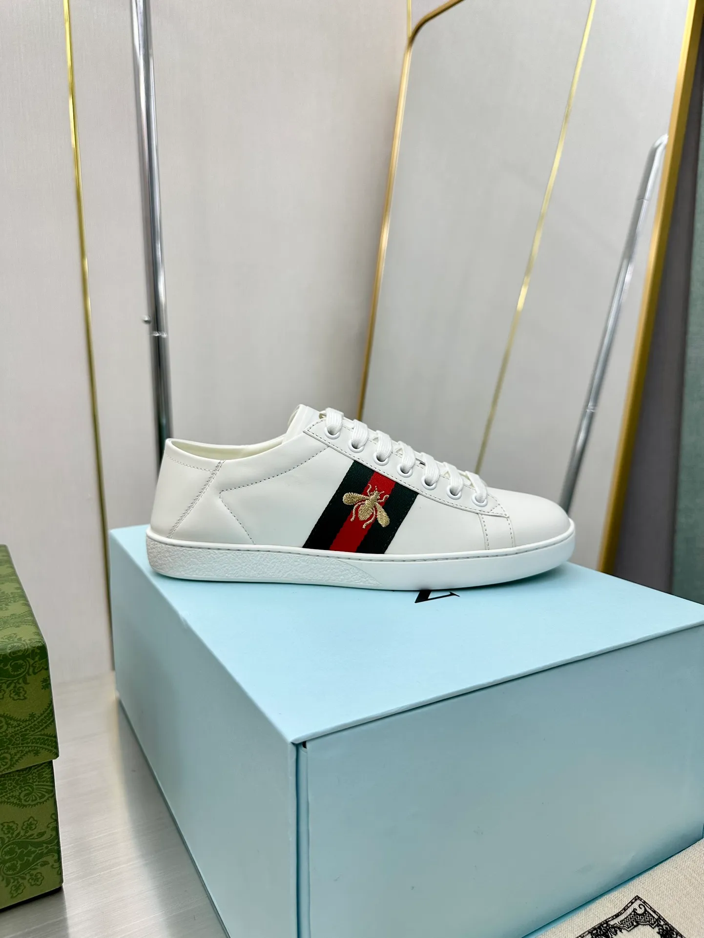 👟👟Ex-factory price 540👟👟 Men's size +10 Top version: Gucci G family classic Ace series Embroidery Little Bee White Shoes Couple Style Ribbon Love Casual Sports Shoes Sneakers Original Purchase Development Production This brand's classic low-top sports shoes interweave golden embroidered bees with red and green webbing. The bee is a classic element of the brand. It appeared in the Gucci ready-to-wear series in the 1970s. Exquisite packaging at the delivery counter🛍📦 ▪️Fabrics: Original custom imported first-layer cowhide ▪️Foots: Original custom cowhide lining ▪️Sole: Original open-molded rubber non-slip material ▪️Sole thickness: 2.5CM ▪️Size: Women's 34-41 (customized 34/41) ▪️Size: Men's 38-46 (38/46 customized)